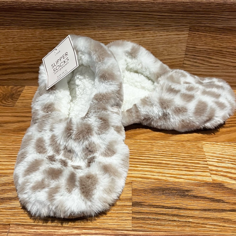 Slipper Socks With Grippers S/M (5-7) White with Taupe Spots NWT